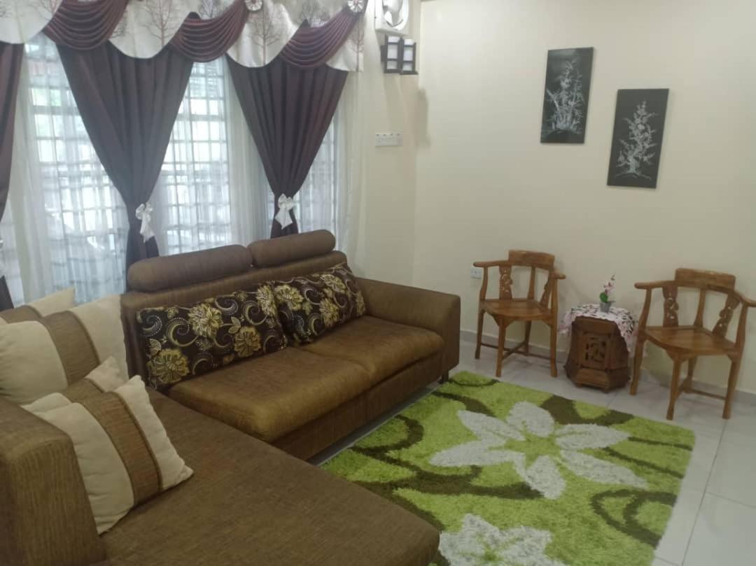 Kh Homestay Comfy N Calm 斯里曼绒 外观 照片