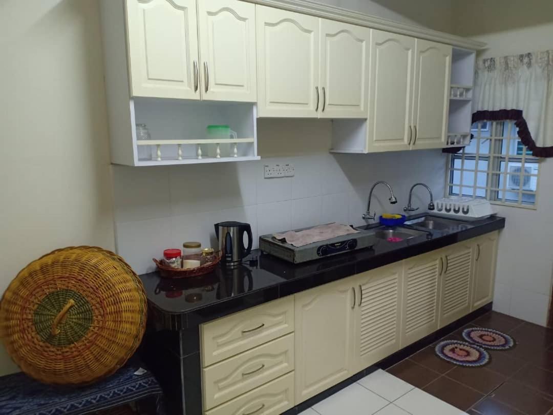 Kh Homestay Comfy N Calm 斯里曼绒 外观 照片